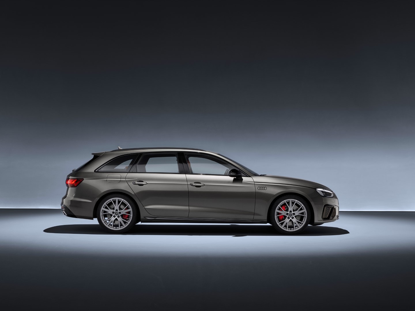 Perfil lateral del Audi A4 Avant que muestra su diseño y deportividad.