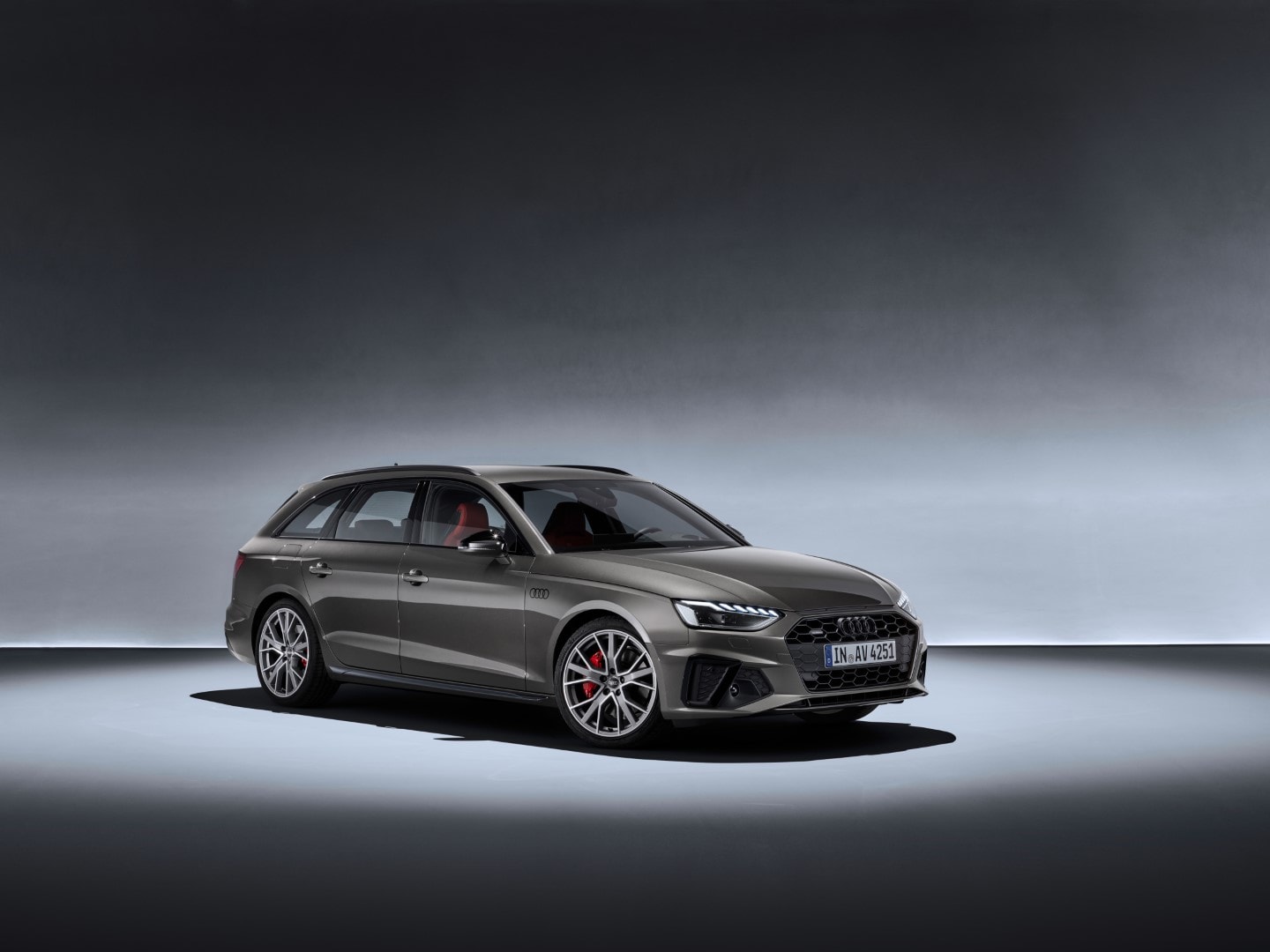 Edición S line del Audi A4 Avant, exhibiendo un perfil agresivo y deportivo.