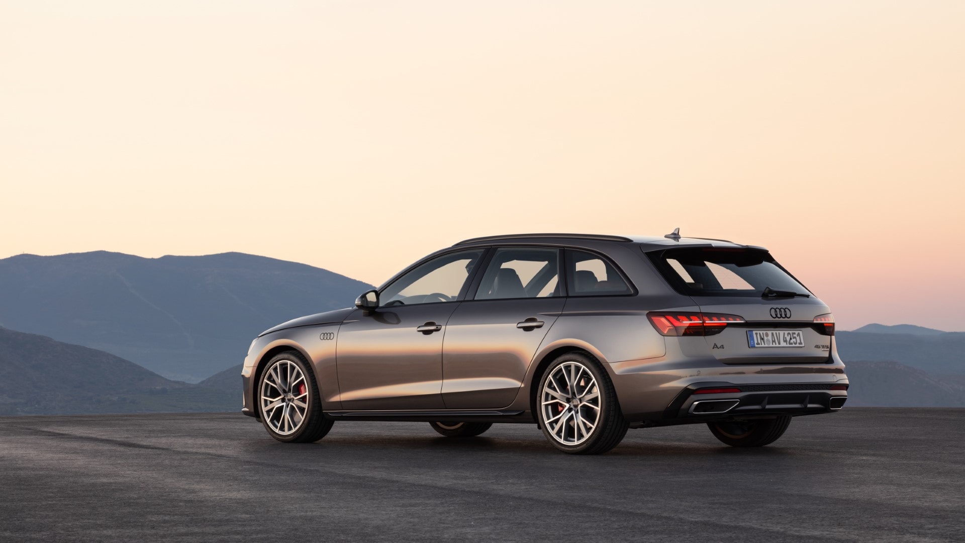 Imagen del Audi A4 Avant S line con enfoque en su diseño de trasera y lateral.