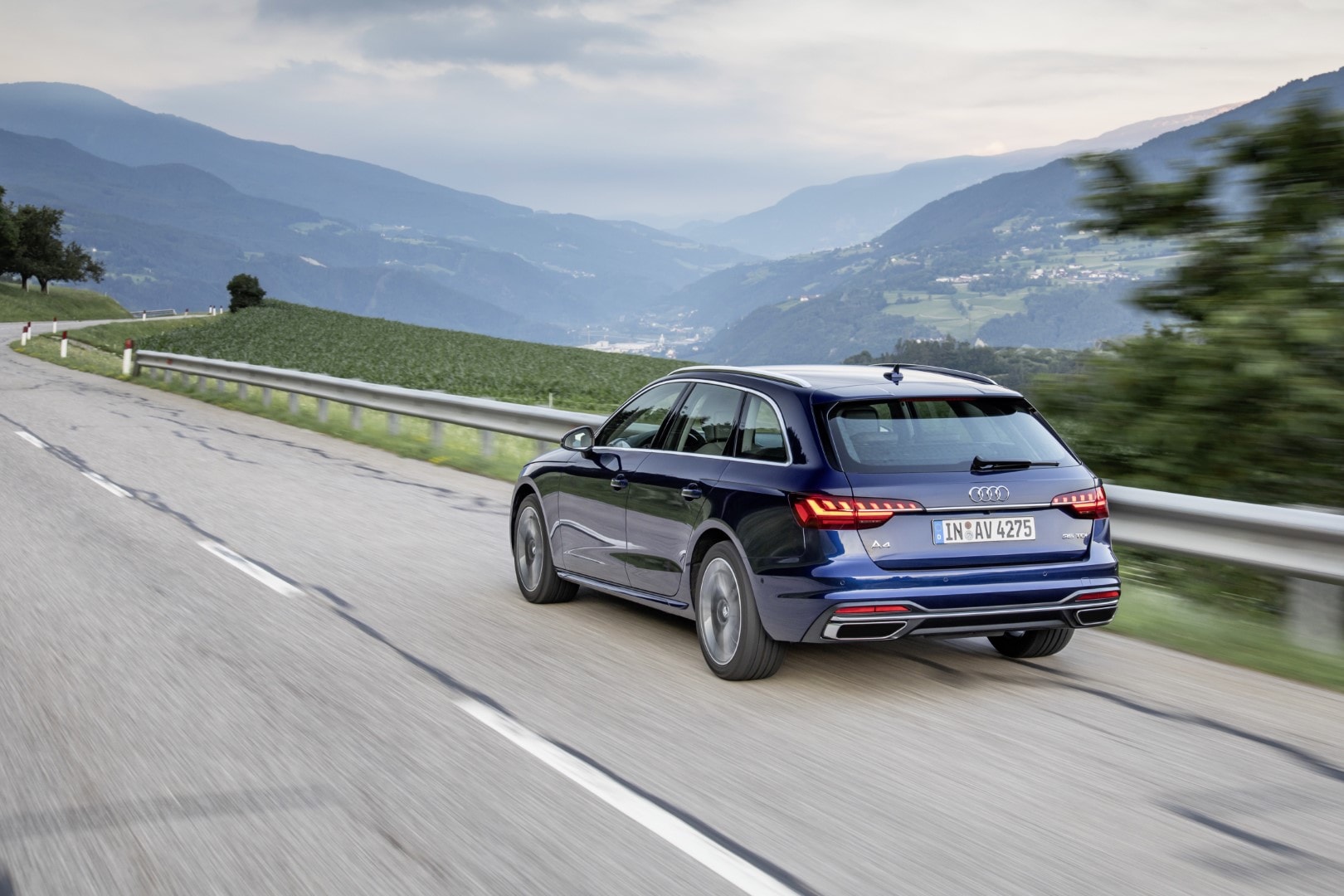 Vista dinámica de la trasera del Audi A4 Avant en carretera.