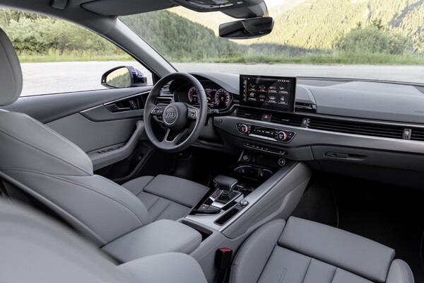Cabina frontal del Audi A4 Avant destacando su diseño y confort. Cabina frontal del Audi A4 Avant destacando su diseño y confort.