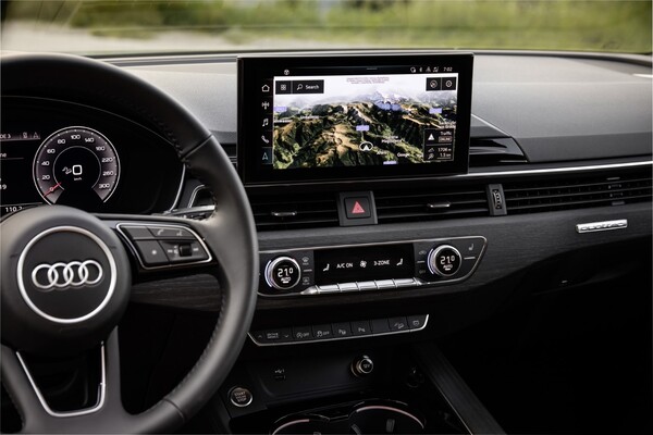 Pantalla central del sistema de infotainment MMI de Audi. Pantalla central del sistema de infotainment MMI de Audi.