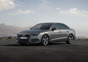 Vista imponente del Audi A4 destacando su diseño frontal y lateral. Vista imponente del Audi A4 destacando su diseño frontal y lateral.
