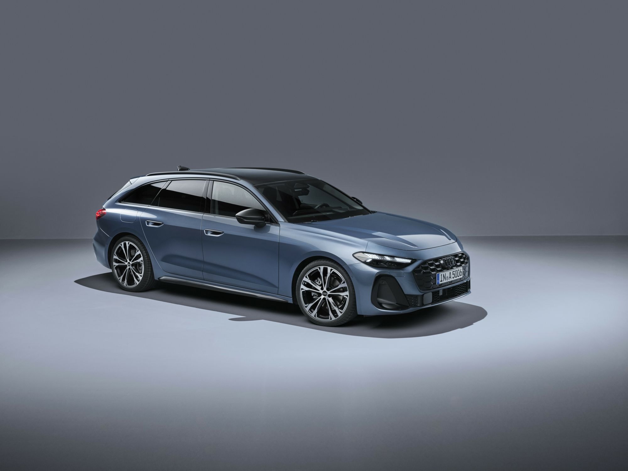 Vista frontal del Audi A5 Avant, con su distintiva parrilla Audi.