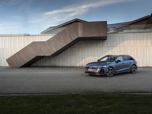 Vista lateral trasera del Audi A5 Avant, mostrando su diseño elegante. Vista lateral trasera del Audi A5 Avant, mostrando su diseño elegante.