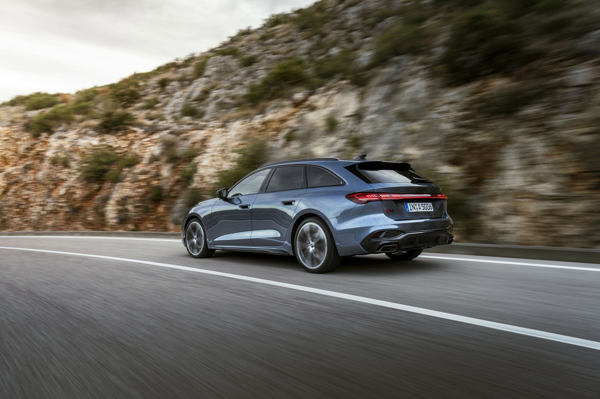 Audi A5 Avant surcando caminos, elegante y poderoso.