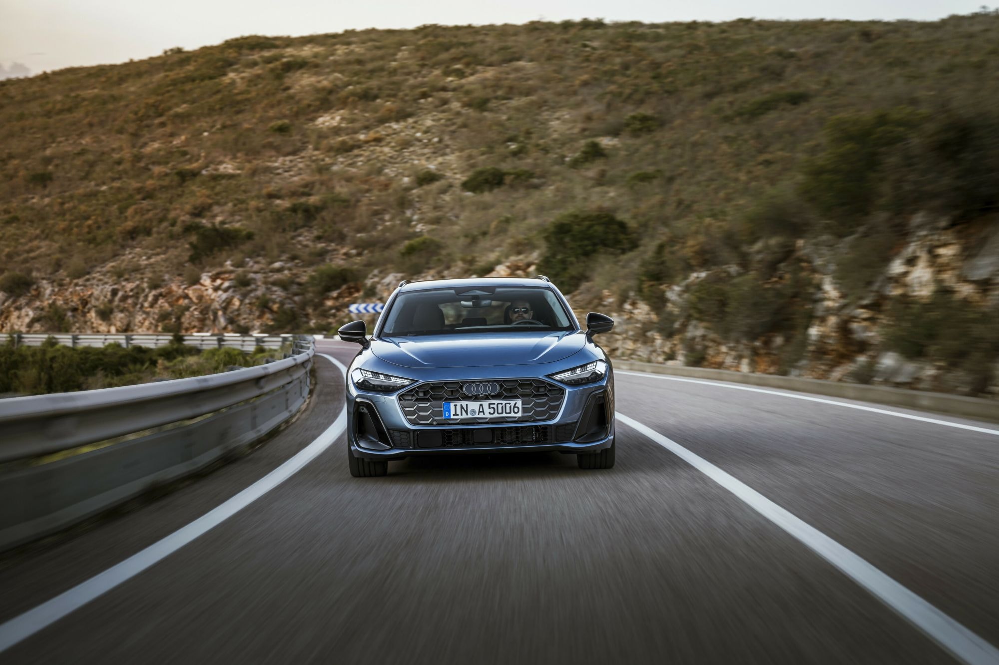 El Audi A5 Avant en una carretera, mostrando su imponente frontal y aerodinámica.