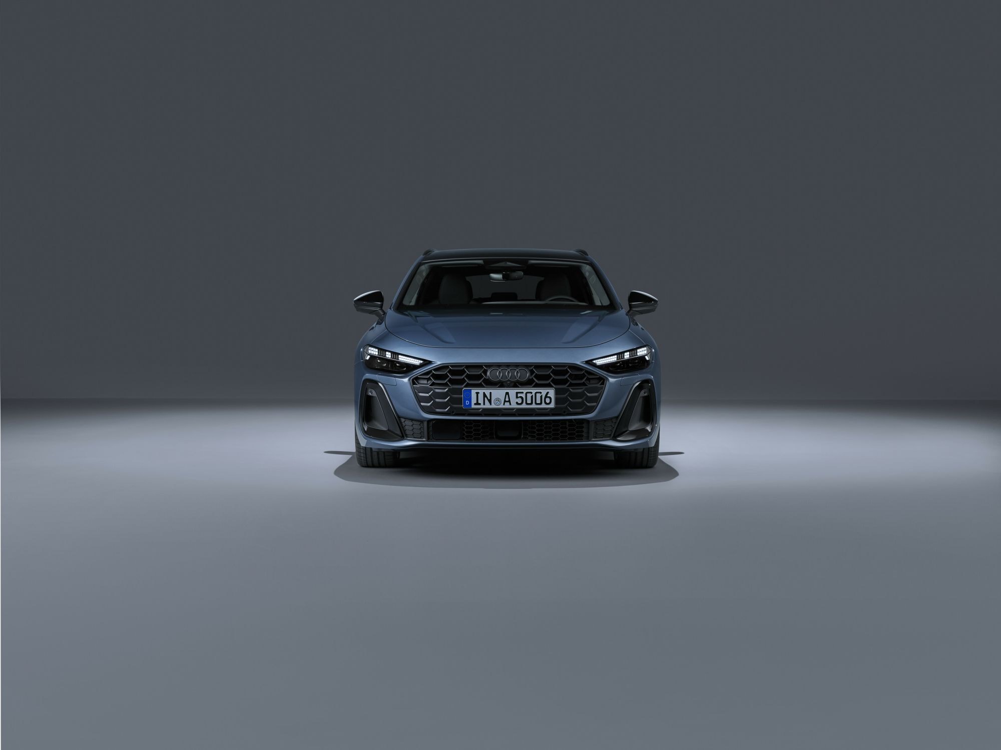 Foco en la parrilla frontal del Audi A5 Avant, robusta y deportiva.