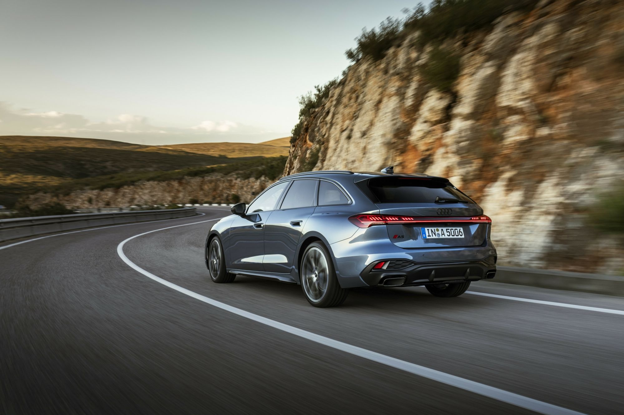 Imponente vista frontal del Audi A5 Avant, con luces LED elegantes.