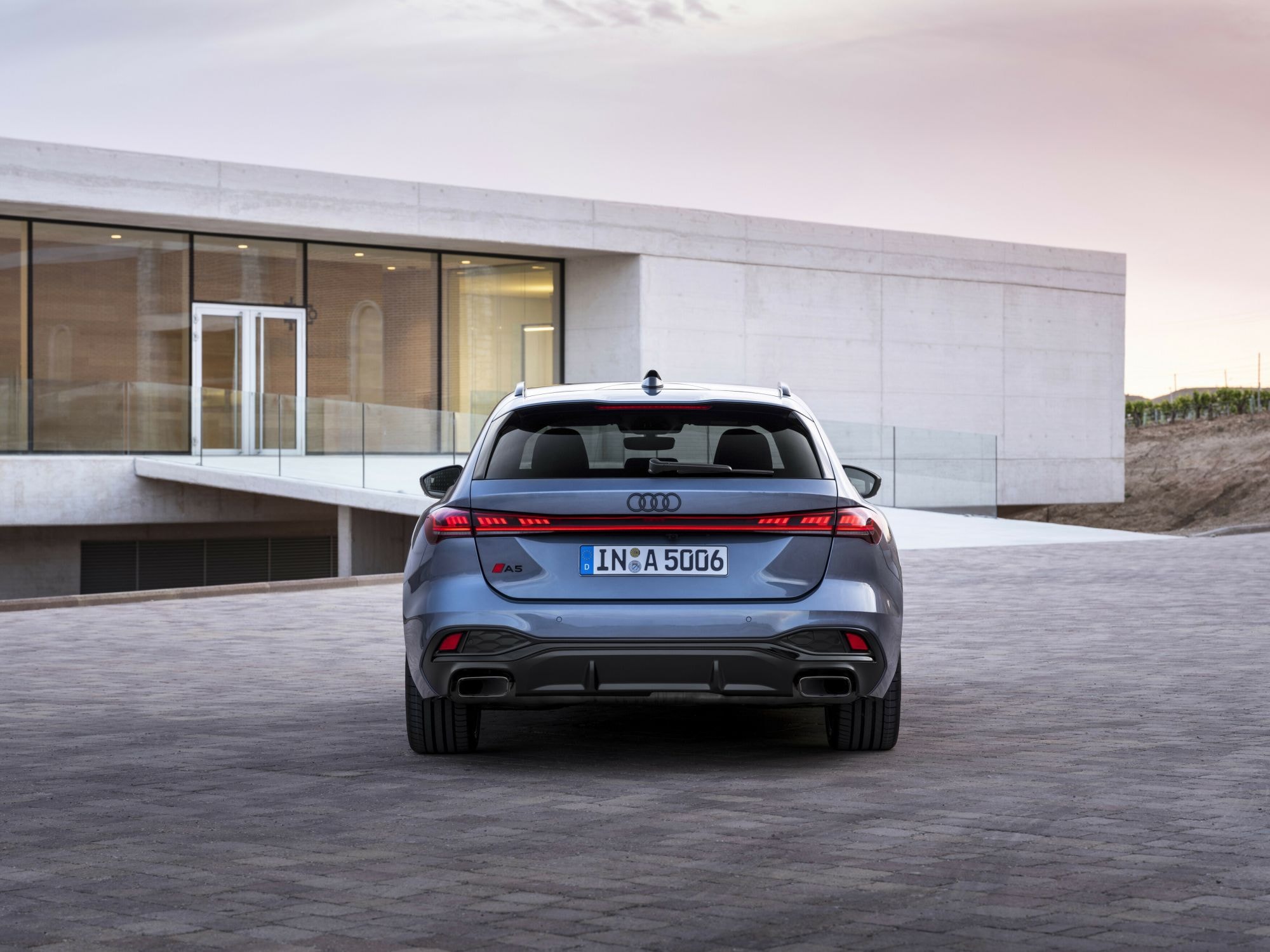 Perfil del Audi A5 Avant que resalta su diseño aerodinámico y elegante.