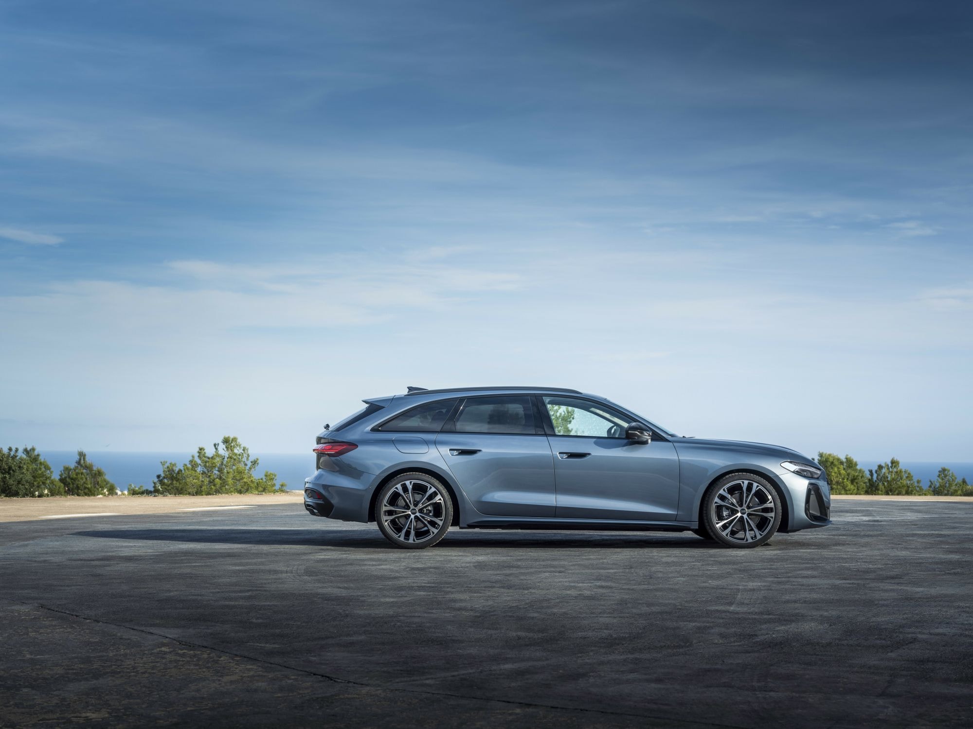 Perfil dinámico del Audi A5 Avant, resaltando su deportividad y estilo