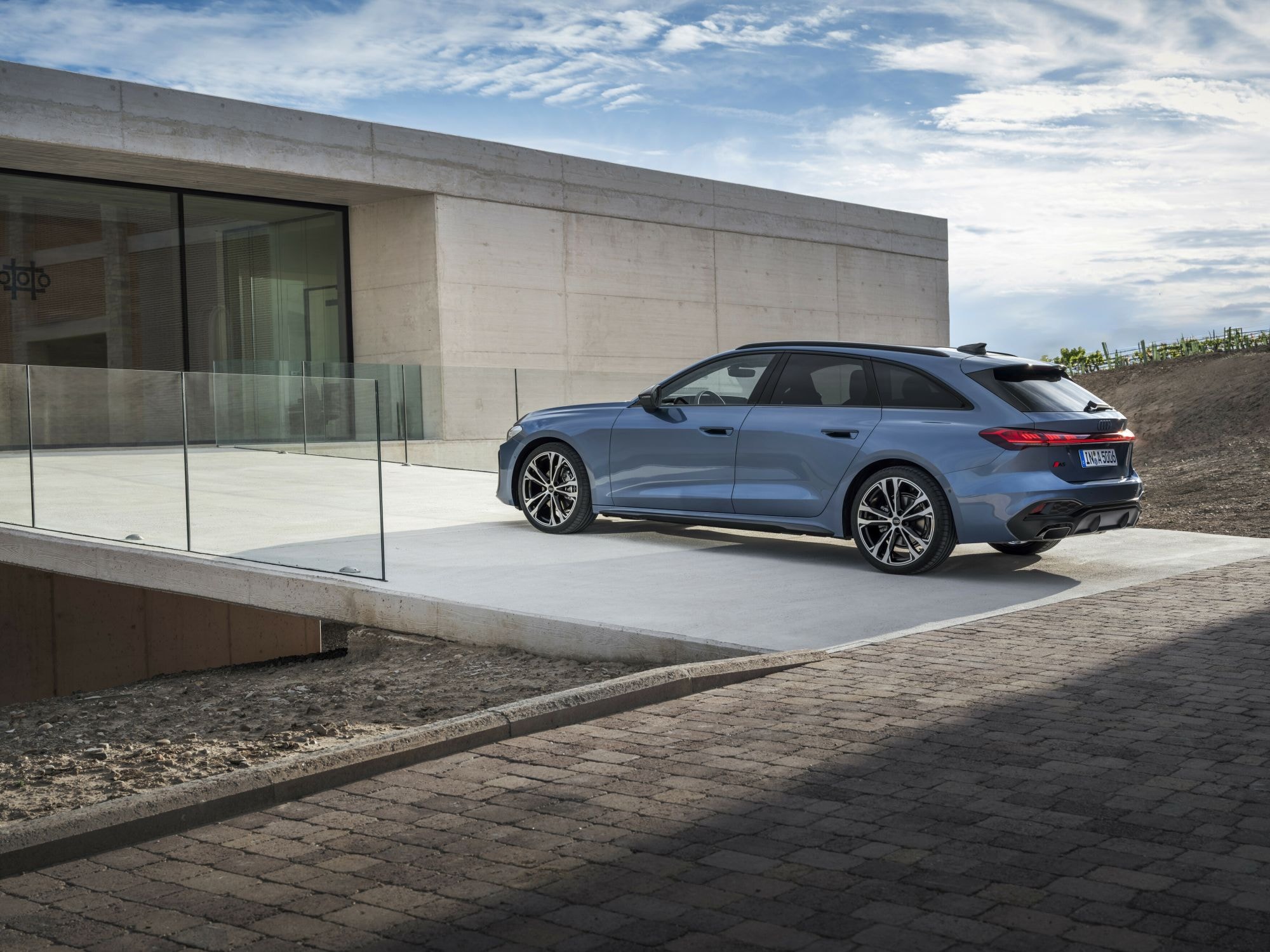 Ángulo lateral del Audi A5 Avant en paisaje montañoso, un coche listo para la aventura.