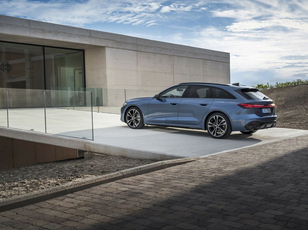 Ángulo lateral del Audi A5 Avant en paisaje montañoso, un coche listo para la aventura. Ángulo lateral del Audi A5 Avant en paisaje montañoso, un coche listo para la aventura.