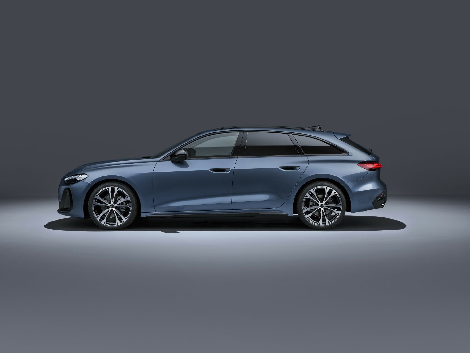 Vista lateral del Audi A5 Avant, destaca su línea atlética.