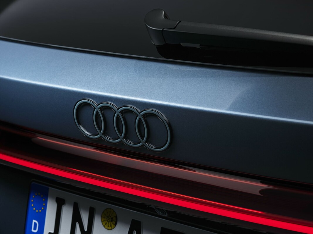 Detalle del logo Audi en la parte trasera, resaltando su elegante diseño. Detalle del logo Audi en la parte trasera, resaltando su elegante diseño.