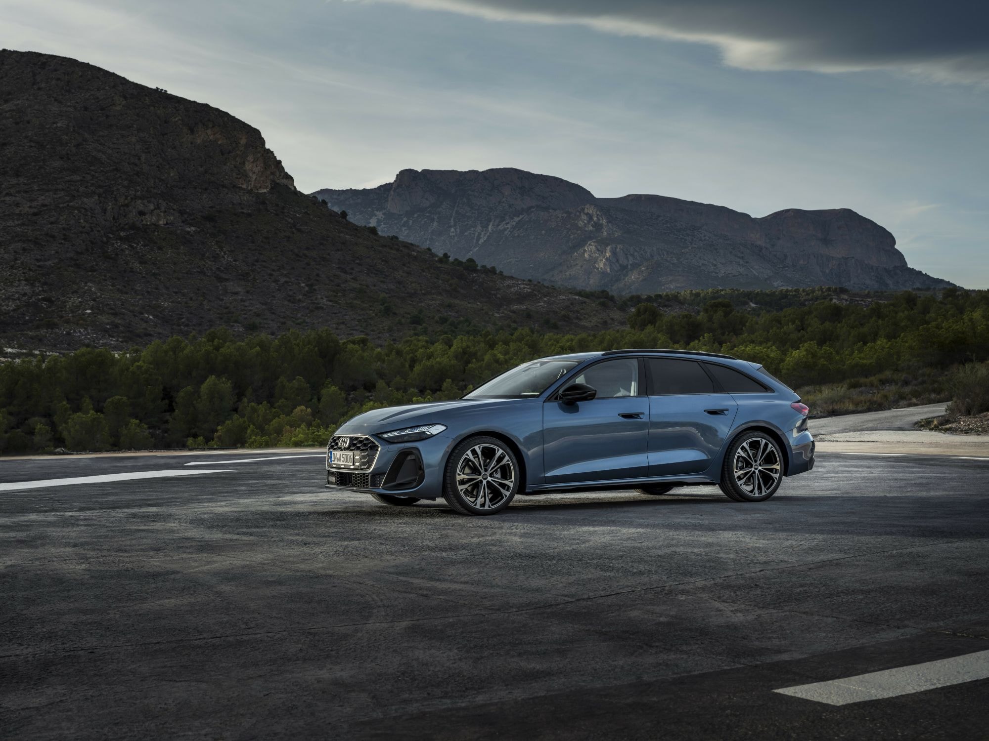 Audi A5 Avant en un entorno montañoso, destacando su robustez.