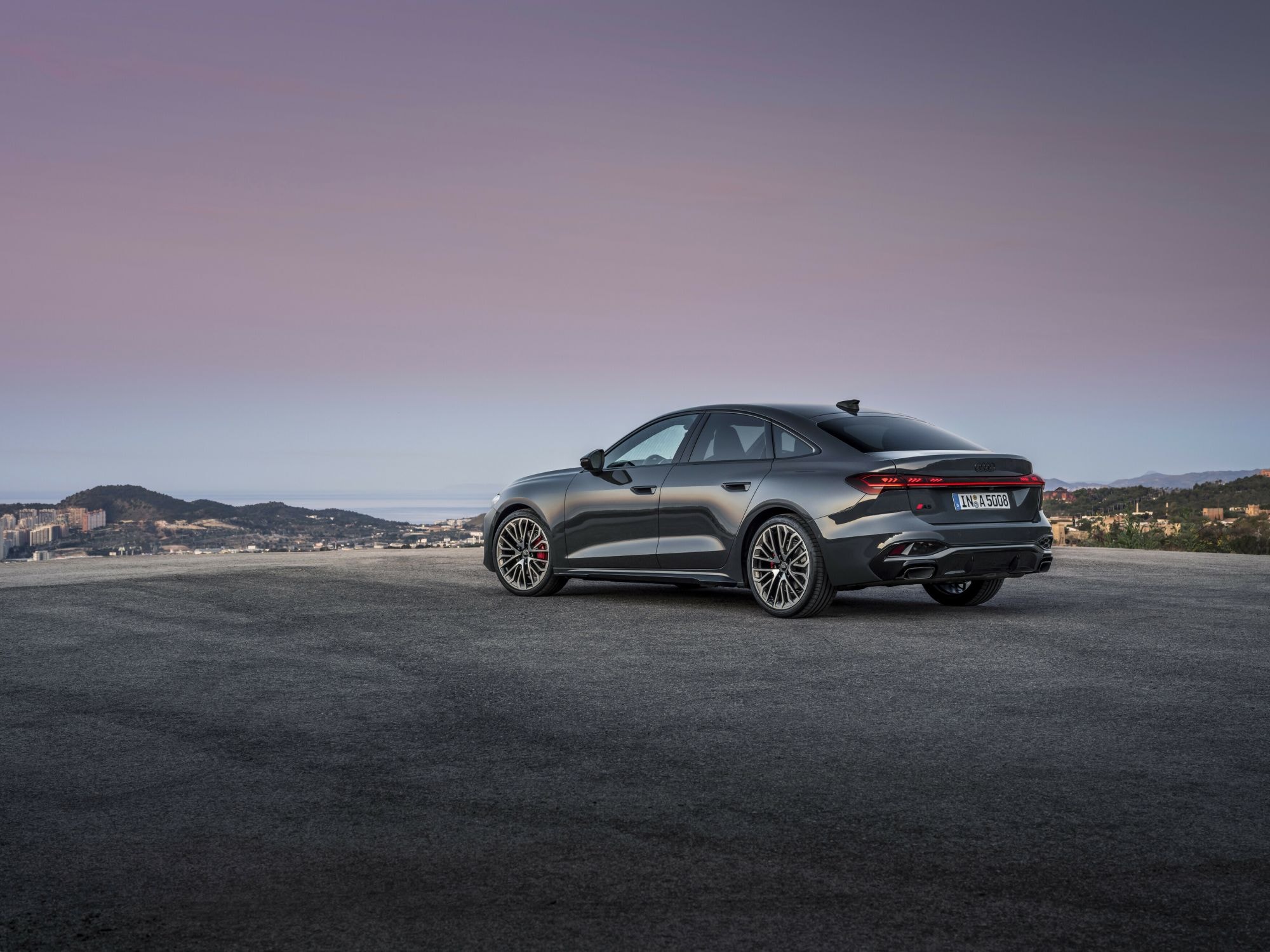 Audi A5 deteniéndose en un paisaje costero, mostrando su elegancia y potencia.