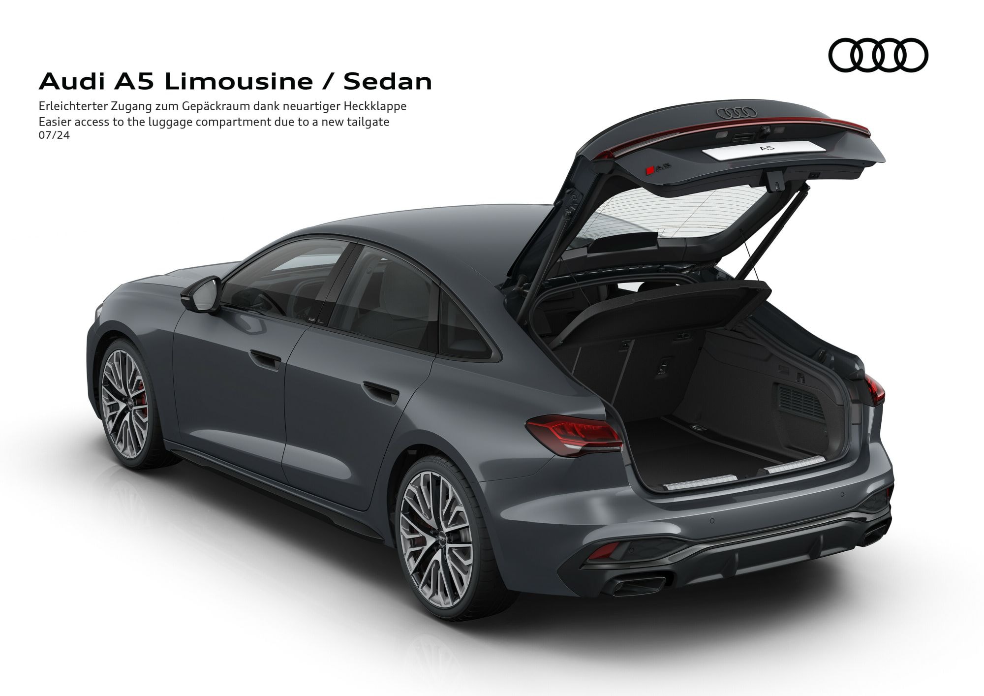 Perspectiva frontal del Audi A5, destacando su parrilla icónica.