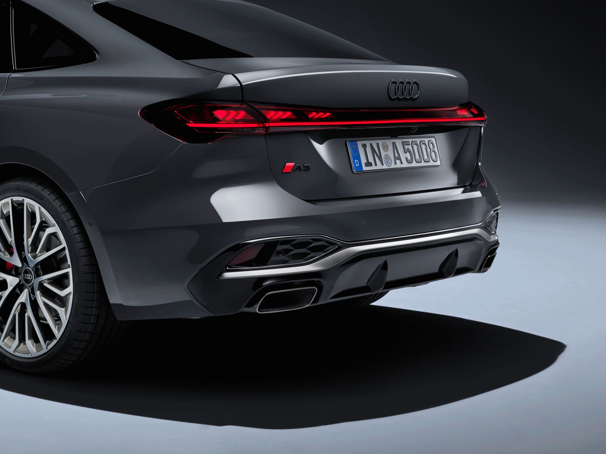 Vista frontal del Audi A5, diseño agresivo y aerodinámico.