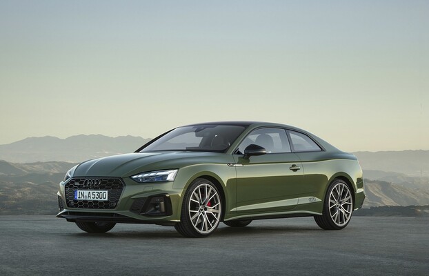 Vista lateral del Audi A5 en color verde oliva, diseño elegante y deportivo.