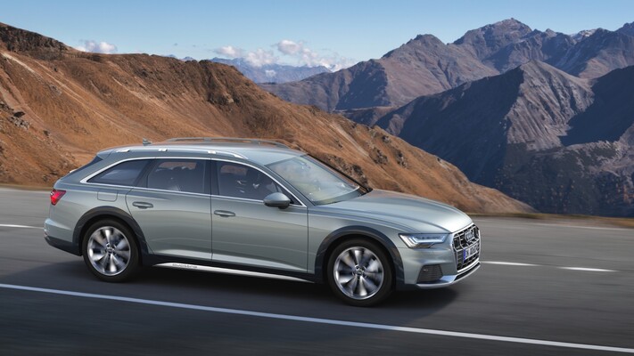 Audi A6 allroad en movimiento, mostrando su diseño y capacidades en carretera montañosa. Audi A6 allroad en movimiento, mostrando su diseño y capacidades en carretera montañosa.