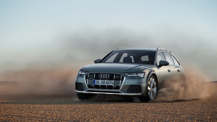 El Audi A6 allroad en acción, realzando su aspecto dinámico sobre la tierra. El Audi A6 allroad en acción, realzando su aspecto dinámico sobre la tierra.