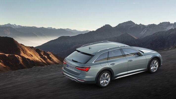 Imagen trasera lateral del Audi A6 allroad en un escenario montañoso, combinando dinamismo y elegancia. Imagen trasera lateral del Audi A6 allroad en un escenario montañoso, combinando dinamismo y elegancia.