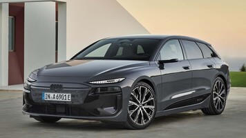 Vista elegante del Audi A6 Avant eléctrico, mostrando su perfil aerodinámico. Vista elegante del Audi A6 Avant eléctrico, mostrando su perfil aerodinámico.