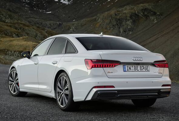 Trasera del Audi A6 Híbrido en un entorno natural, fusión de tecnología y diseño.