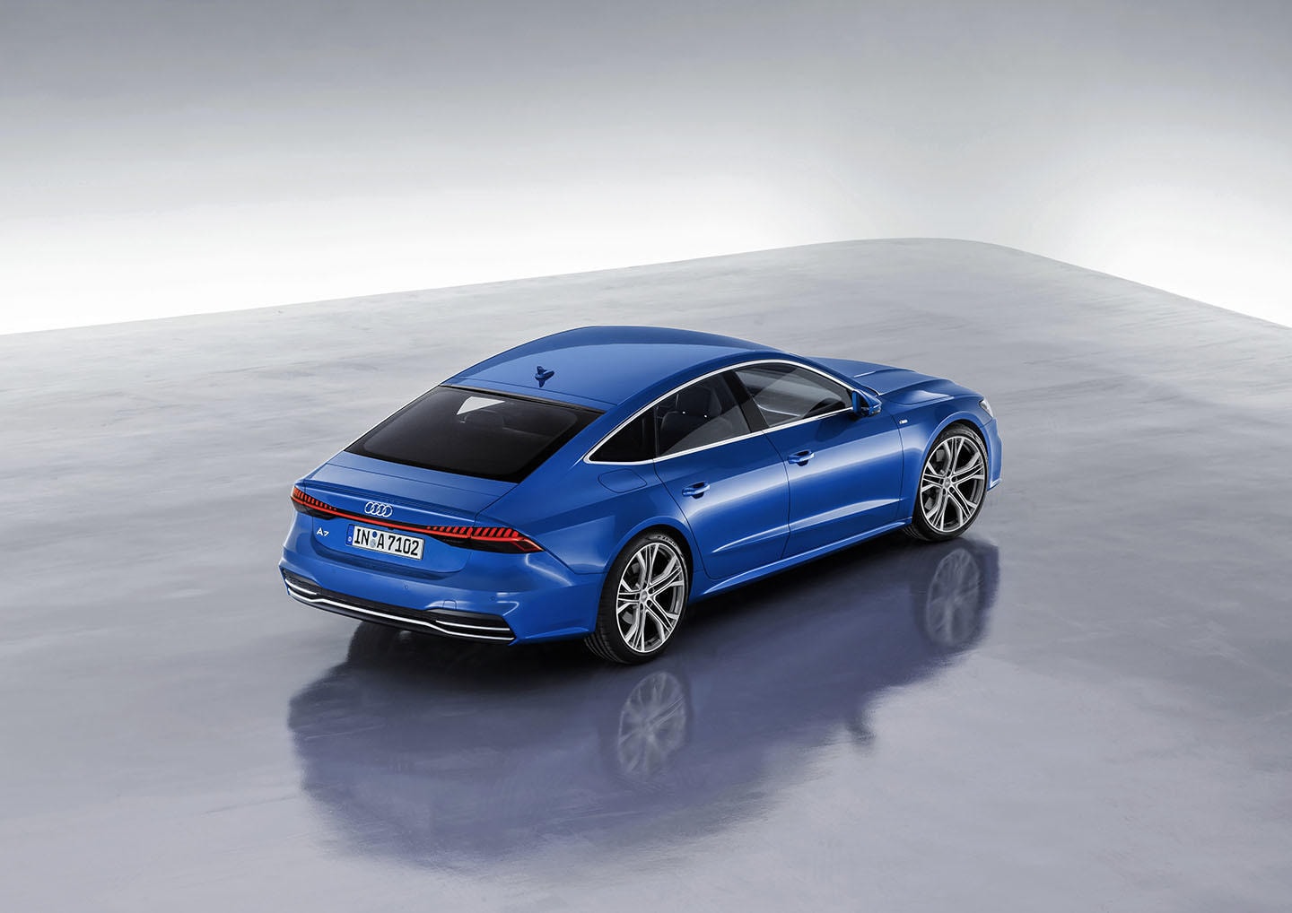 Vista superior trasera del Audi A7 Sportback, destacando su aerodinámica.