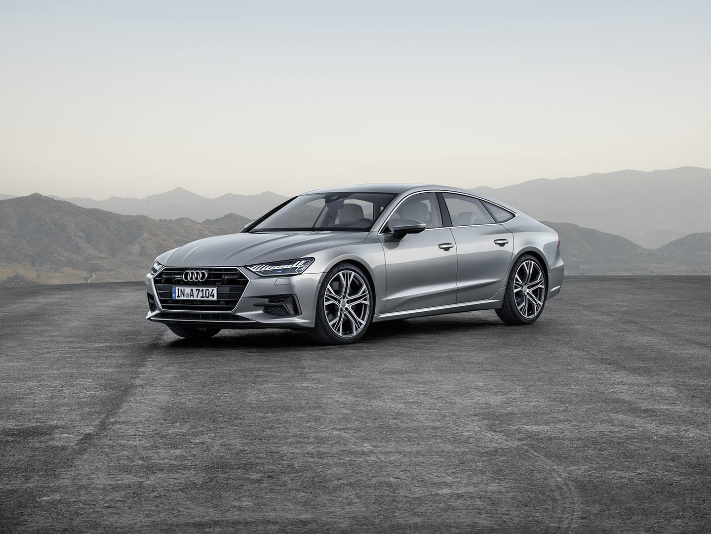 Imagen del Audi A7 que muestra su distintiva parrilla y faros delanteros.