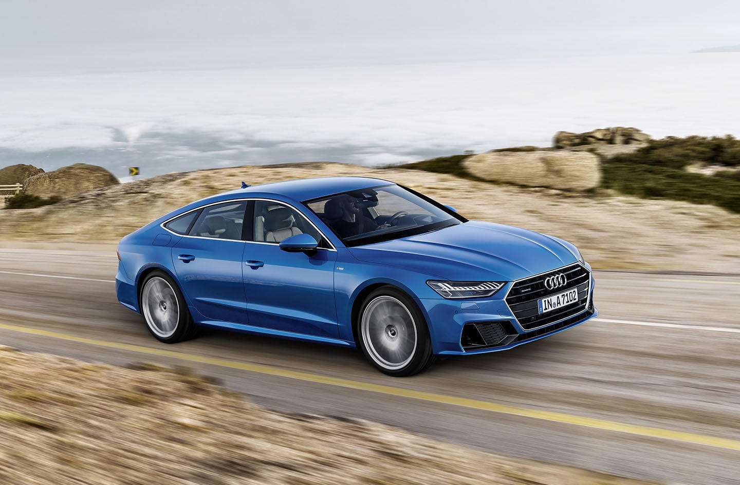 Dinamismo y elegancia definen al Audi A7 Sportback azul en carretera.