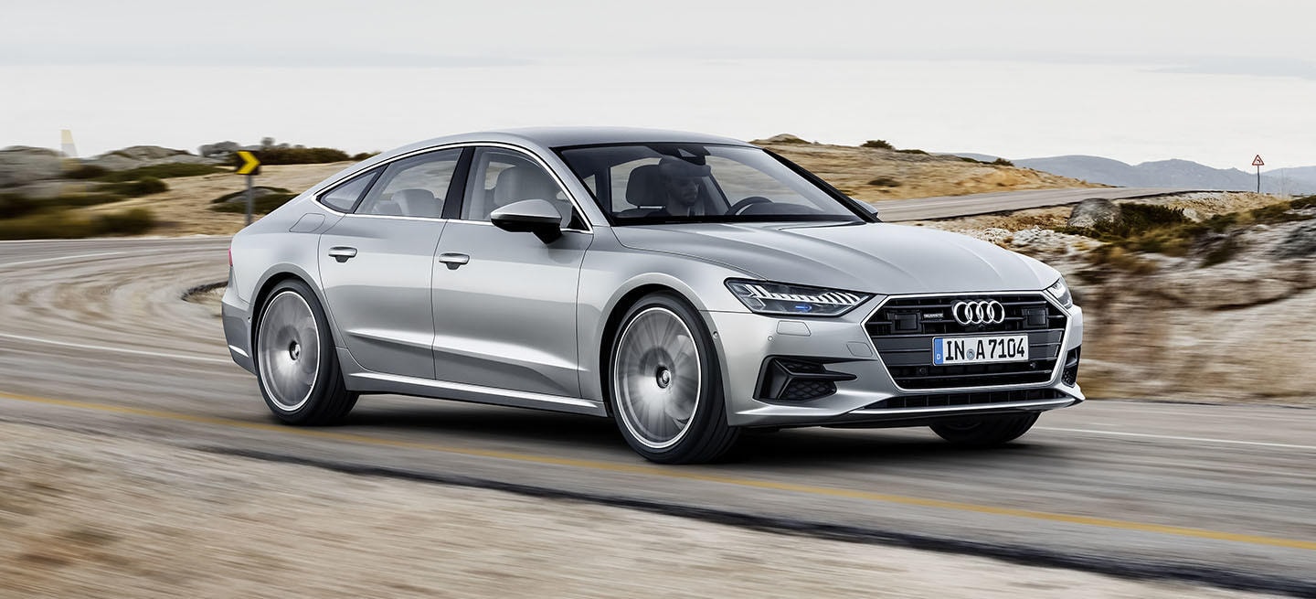 Vista dinámica del Audi A7 Sportback en movimiento, expresión de poder.