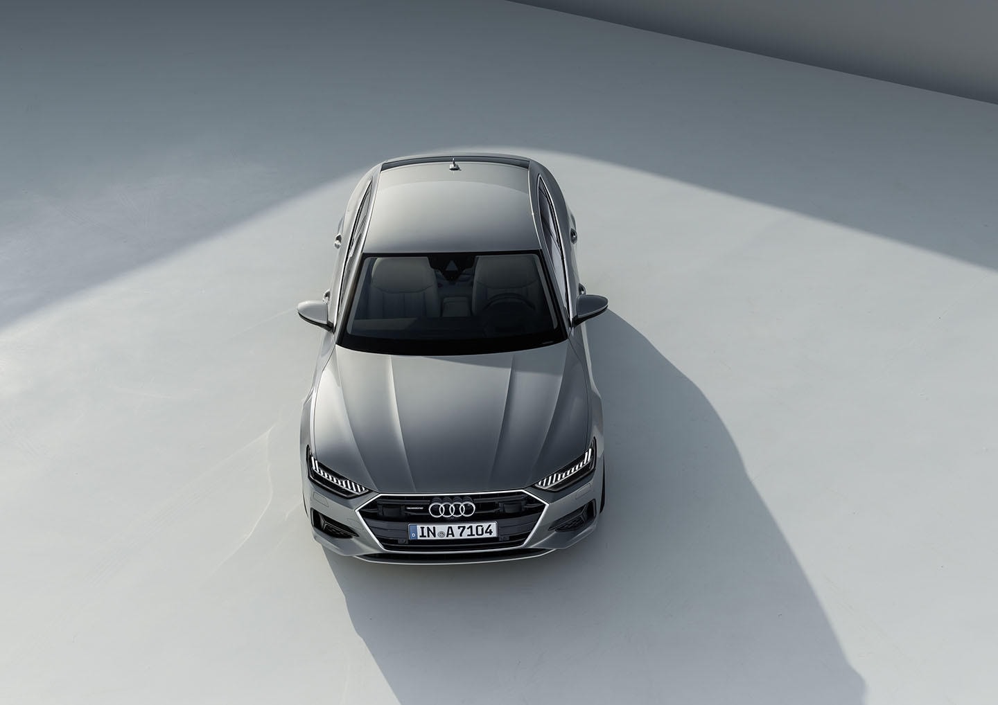 Vista frontal que destaca la agresividad y elegancia del diseño del Audi A7.