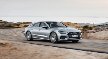 Audi A7 Sportback en movimiento, mostrando su línea lateral fluida. Audi A7 Sportback en movimiento, mostrando su línea lateral fluida.