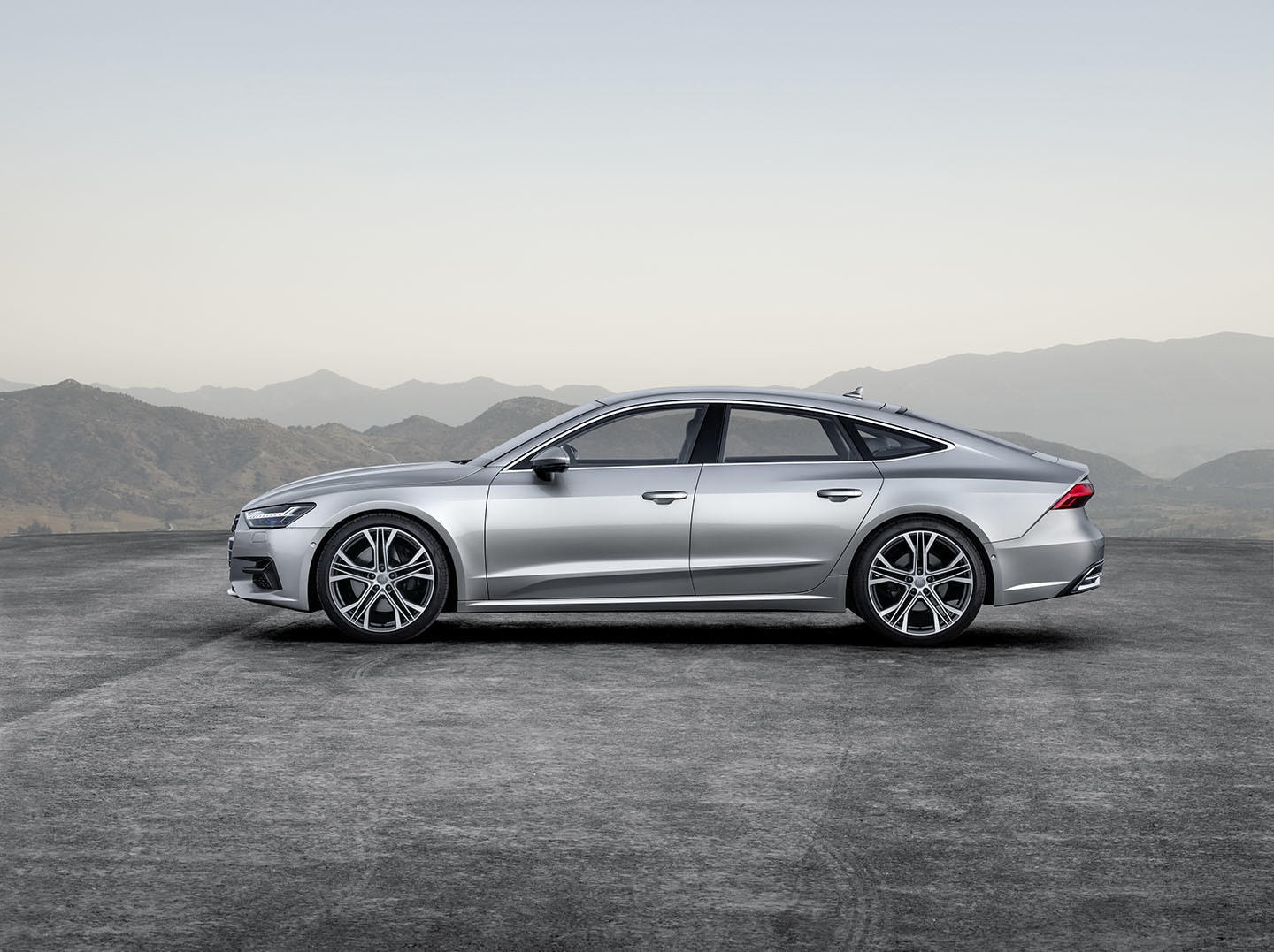Vista lateral del Audi A7 Sportback, destacando su diseño aerodinámico.