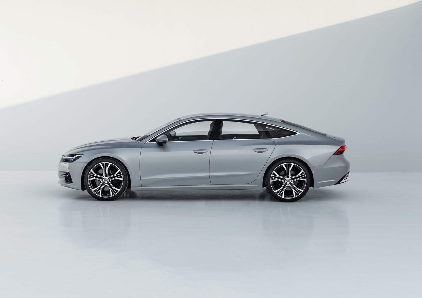 Silueta dinámica del Audi A7, con una estética fluida y elegante.