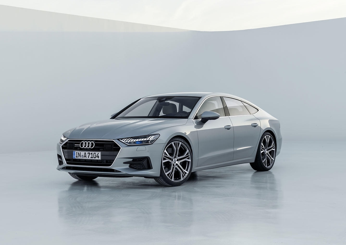 Audi A7 muestra su presencia dominante y perfil aerodinámico desde el frente.