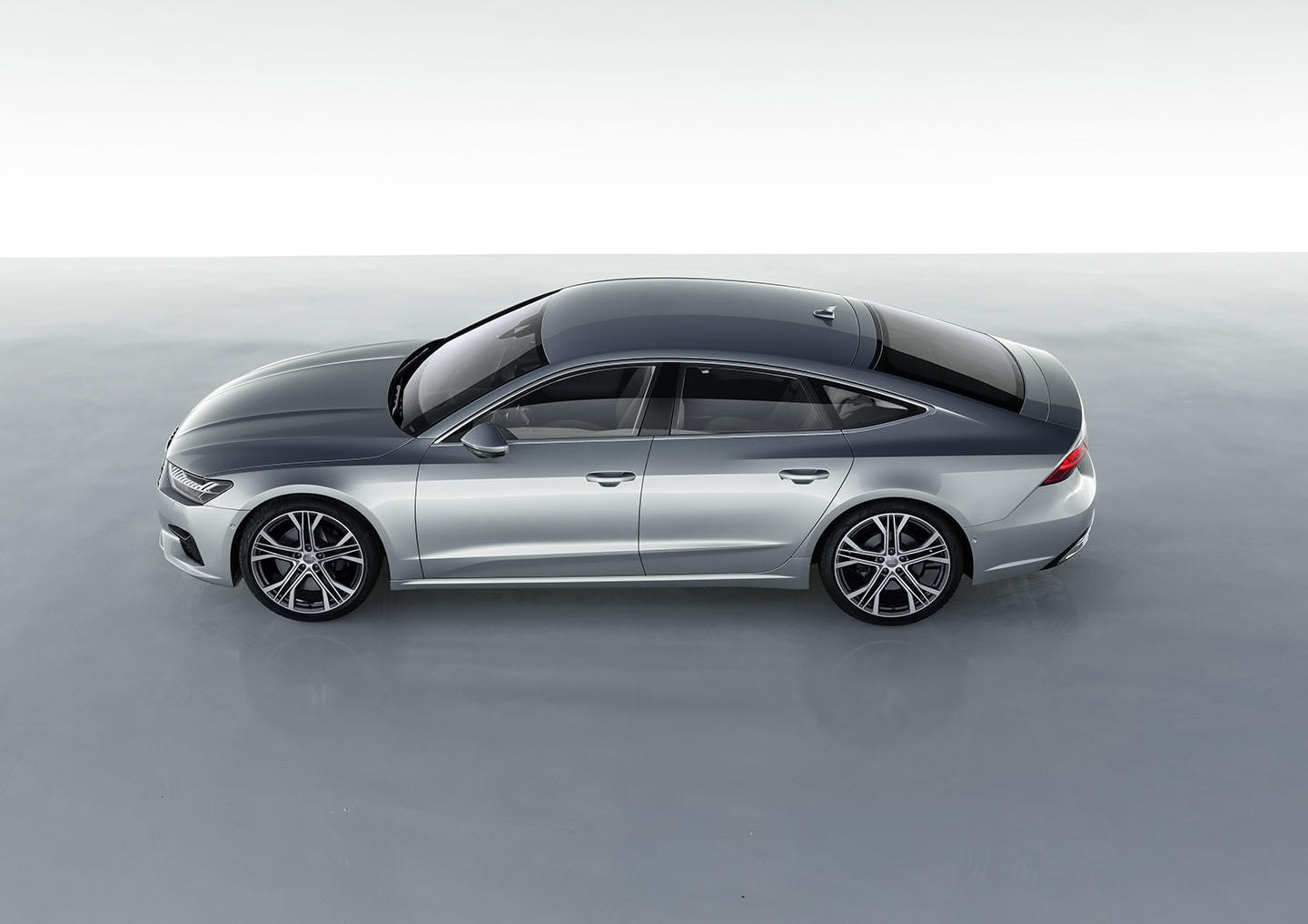 Vista superior lateral que realza el contorno y el techo del Audi A7.