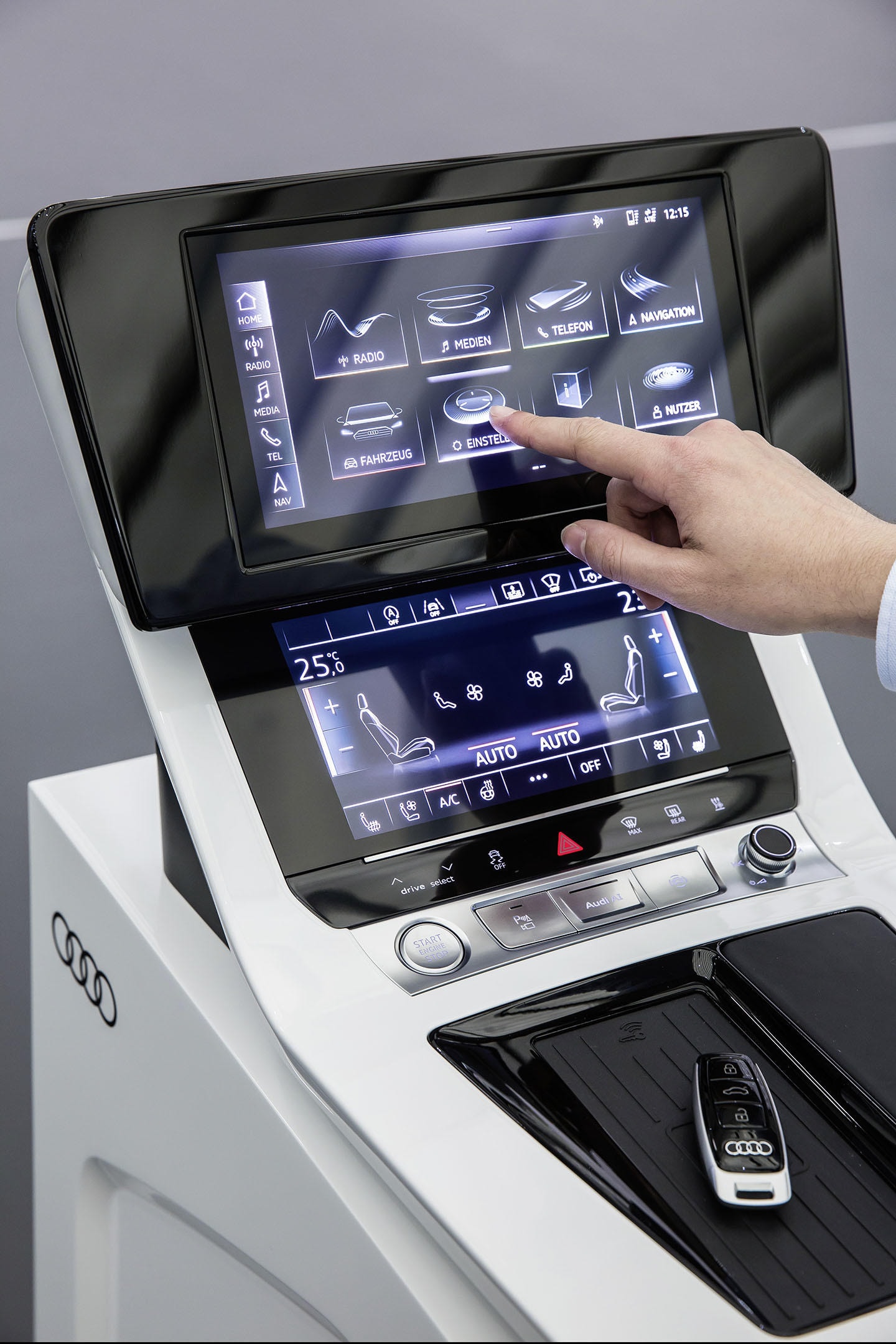 Interacción con la pantalla táctil de infoentretenimiento del Audi A7.