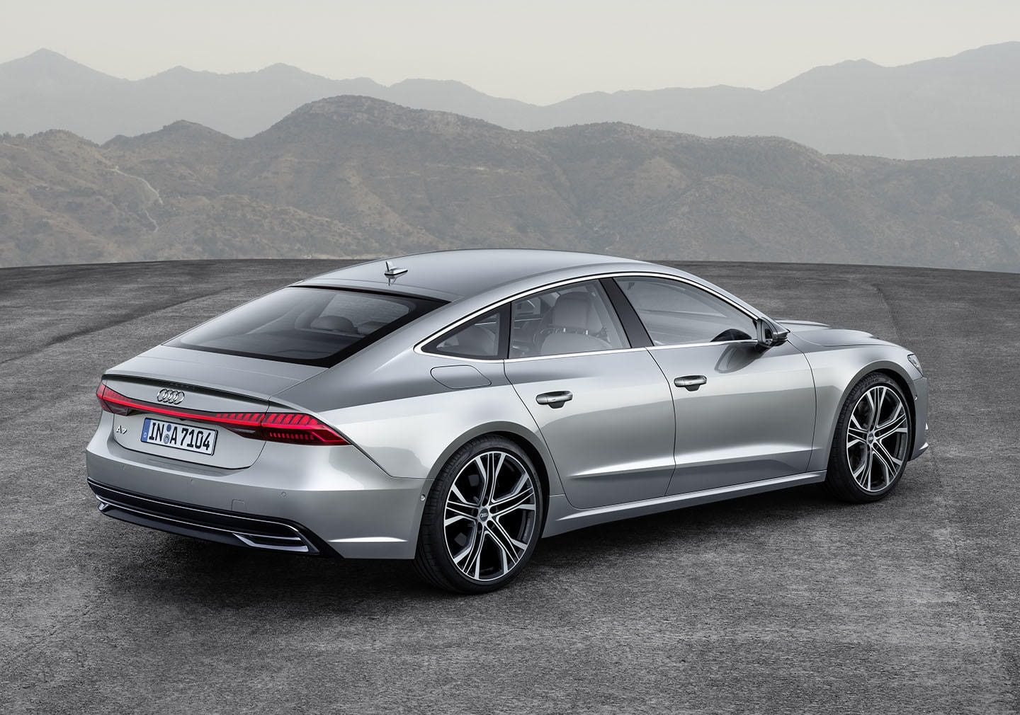Perfil superior del Audi A7 resaltando su línea deportiva y techo descendente.