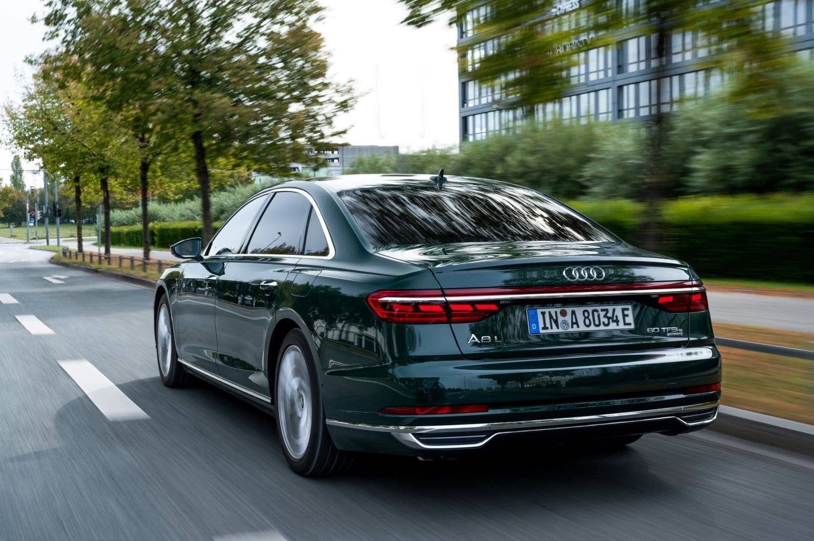 Imagen dinámica del Audi A8 Híbrido que muestra su elegante diseño posterior.