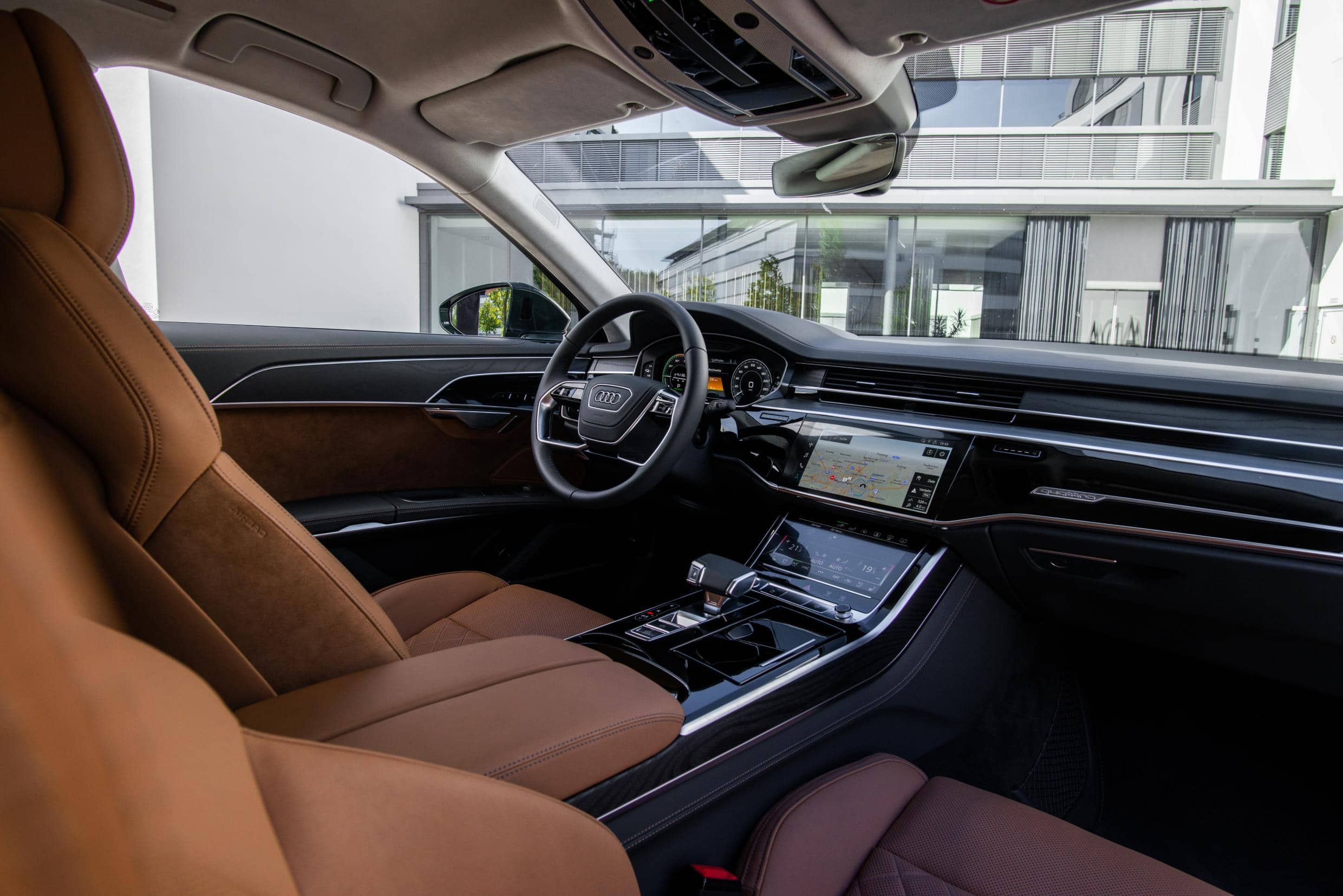 Cabina del Audi A8 Híbrido con acabados de lujo y asientos de cuero premium.