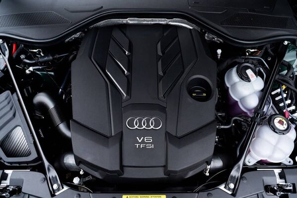 Vista del motor V8 TFSI del Audi A8 Híbrido, el corazón de su rendimiento híbrido. Vista del motor V8 TFSI del Audi A8 Híbrido, el corazón de su rendimiento híbrido.