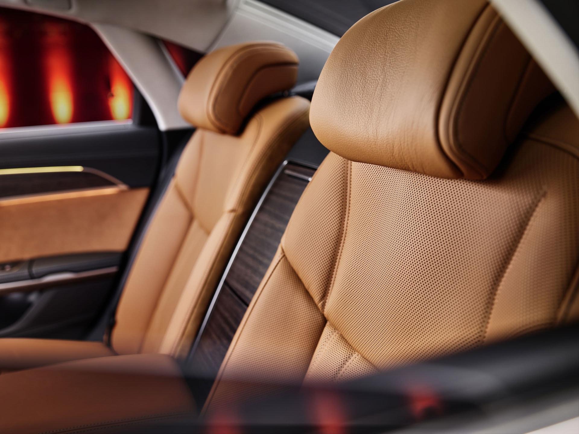 Los asientos en cuero marrón del Audi A8 irradian confort y estilo.