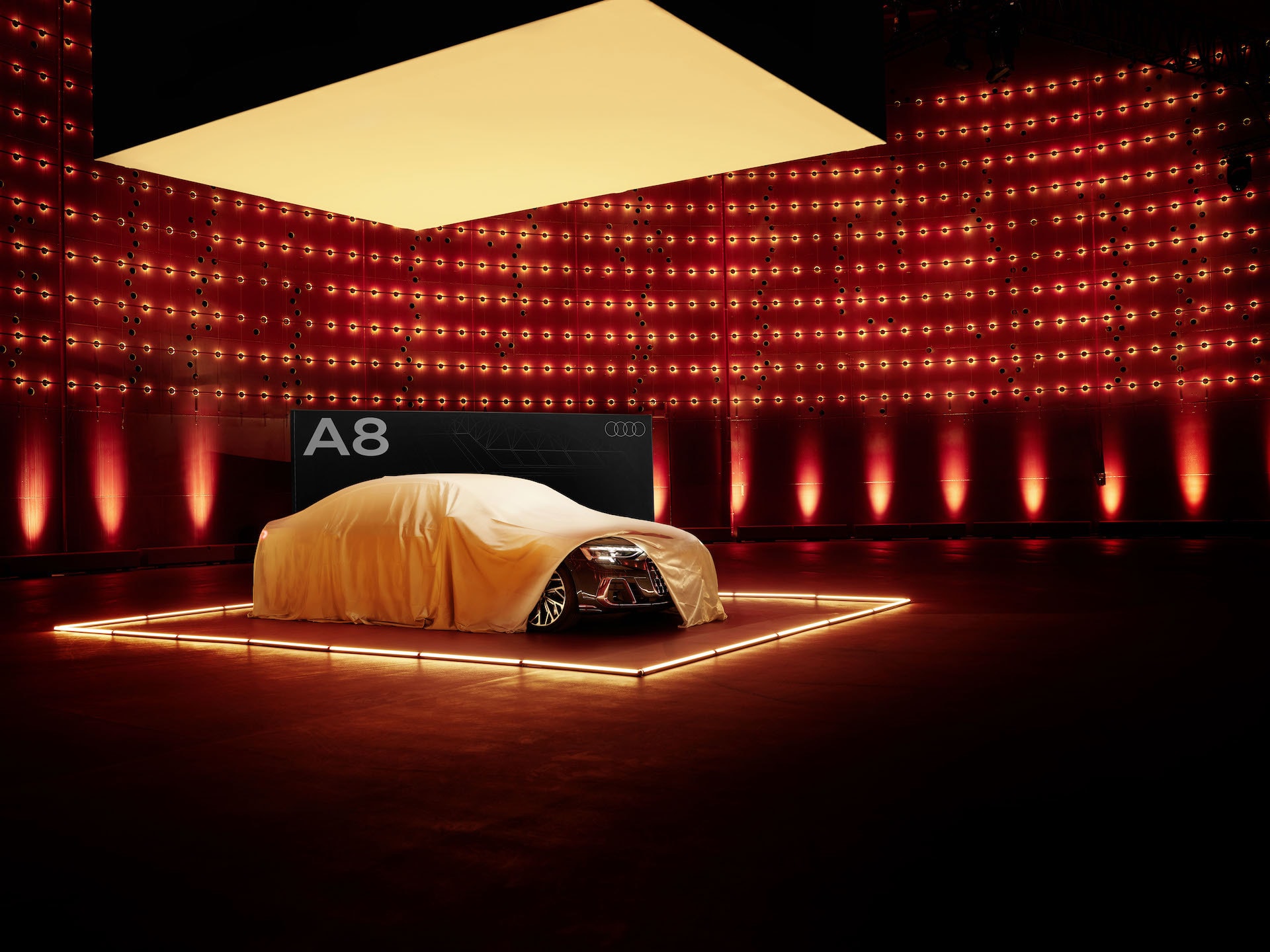 Revelación parcial del Audi A8, la expectativa crece en el ambiente.