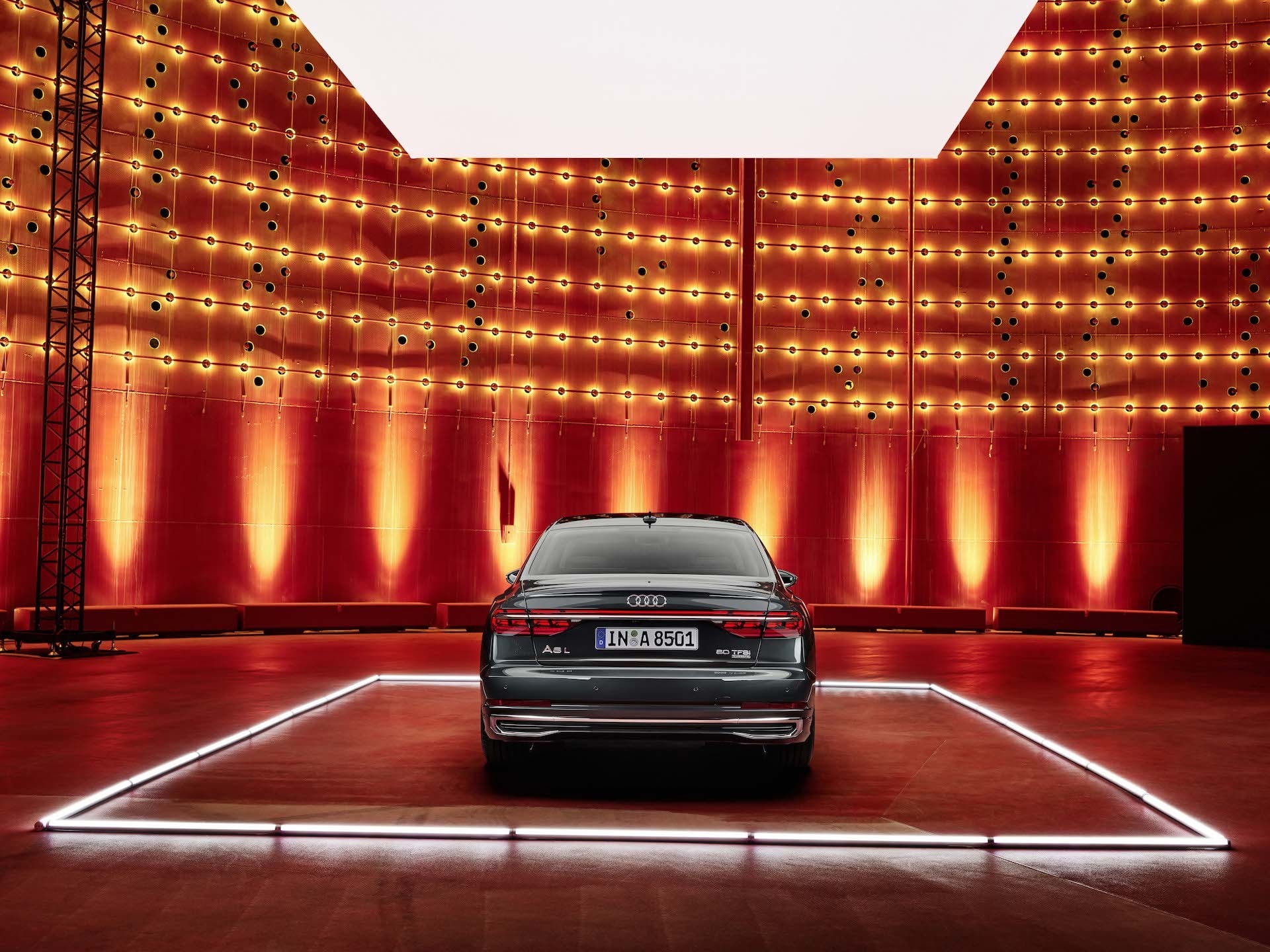 Detalle de la parte trasera del Audi A8, con énfasis en luces y acabados.