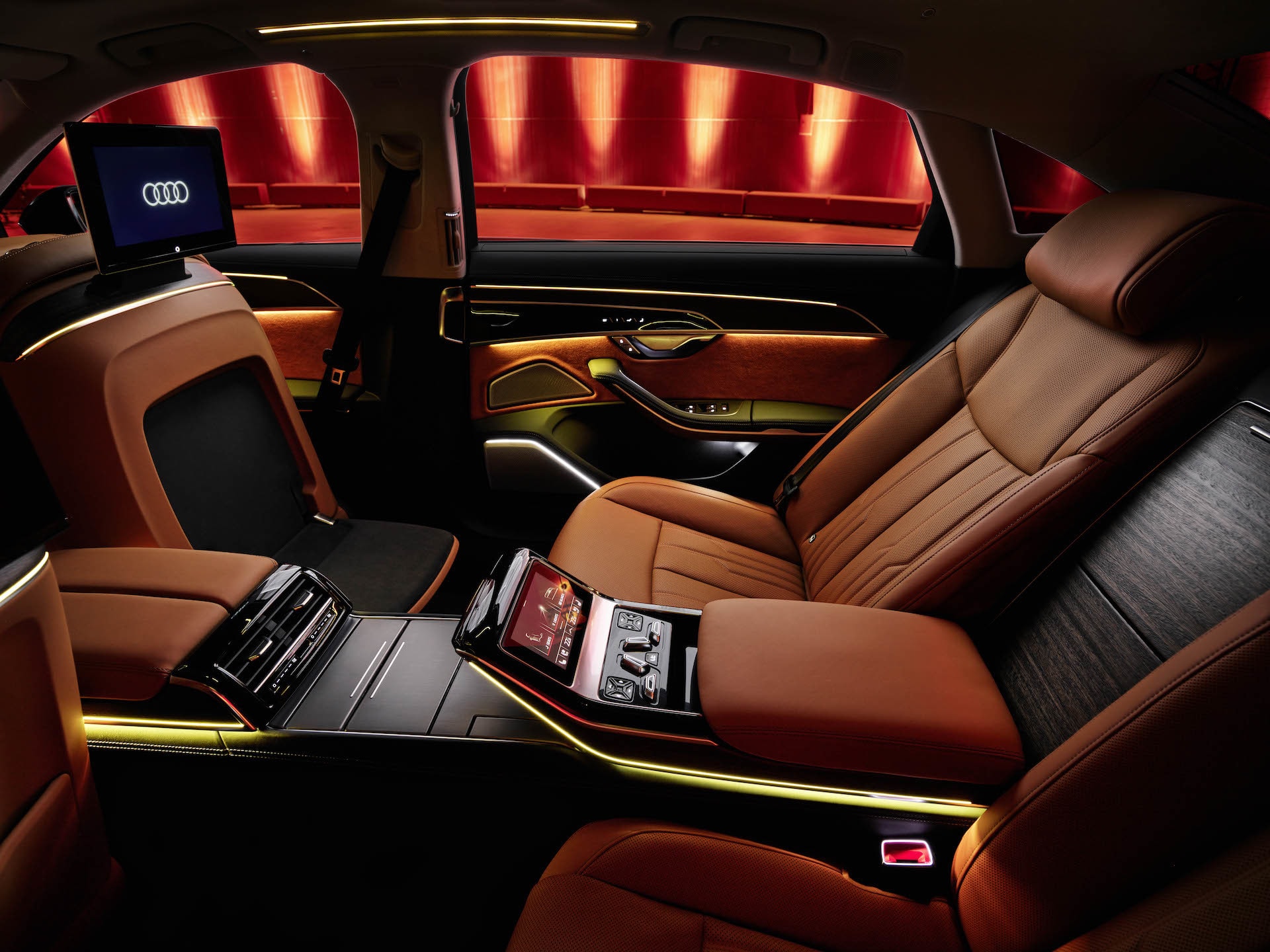 Exclusivo interior del Audi A8 con asientos de cuero marrón.