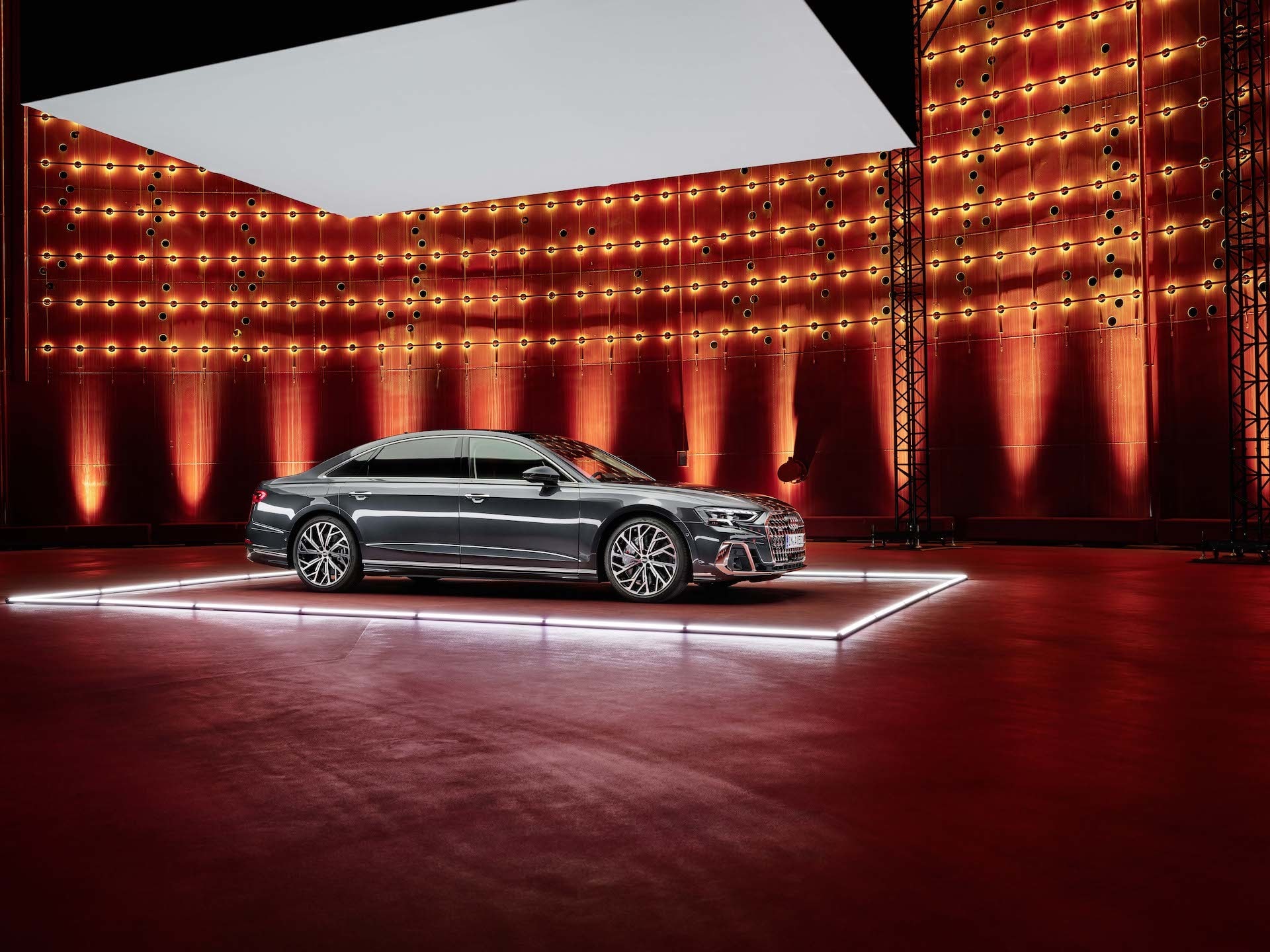 Imagen del Audi A8 desde el lateral en un ambiente controlado de presentación.
