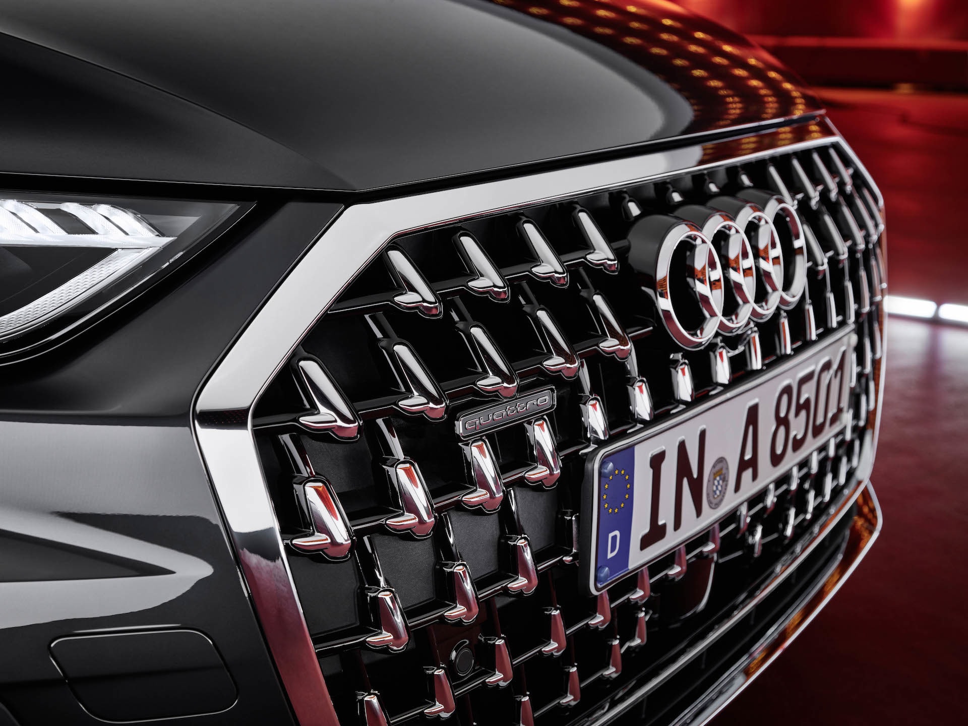 Vista lateral de las llantas de aleación del Audi A8.